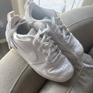 Authentic! Nike white runners sz. 4Y
